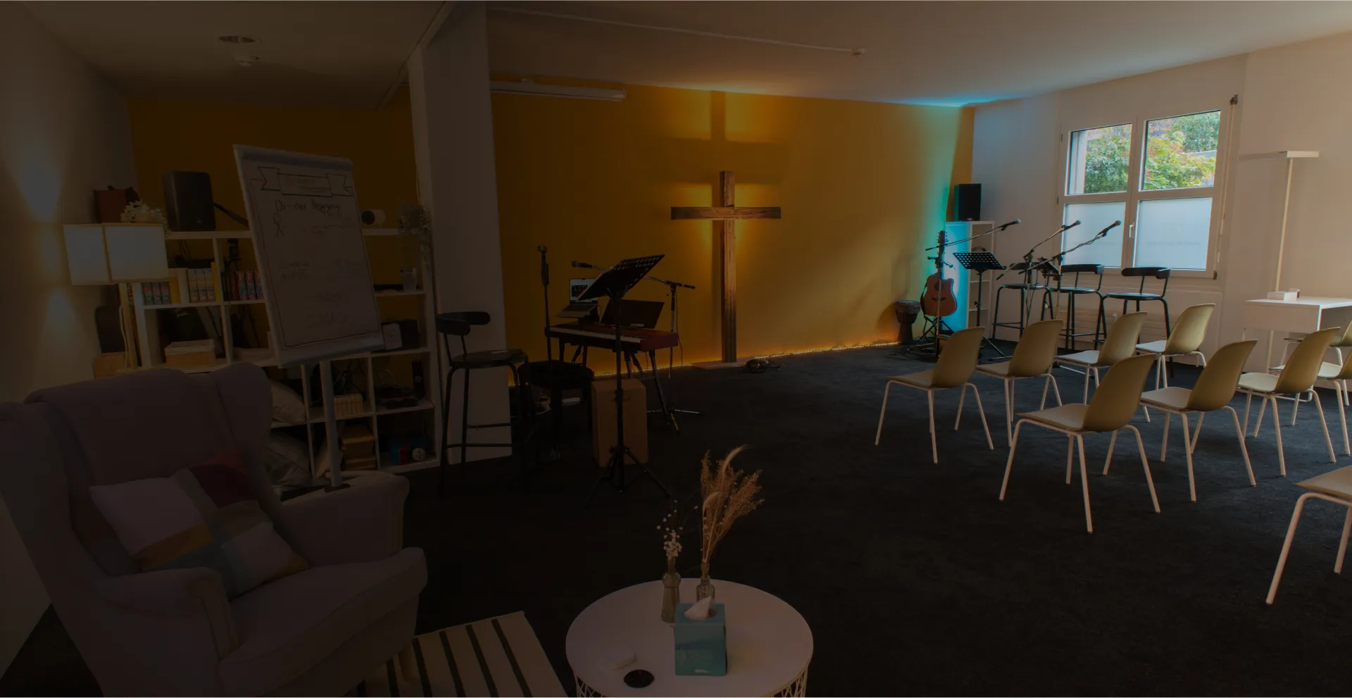Der Gebetsraum mit Holzkreuz, Instrumenten und Stühlen